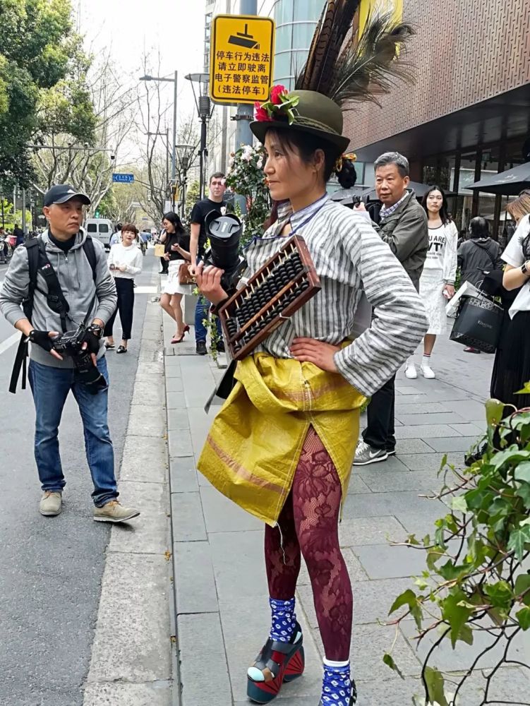 为了稳住上海时装周一姐的位子,鸡毛姐今天罕见地露出