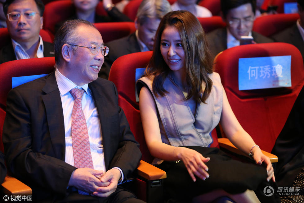 尴尬！林心如穿深V装亮相 衣盖玉腿、捂胸口严防走光