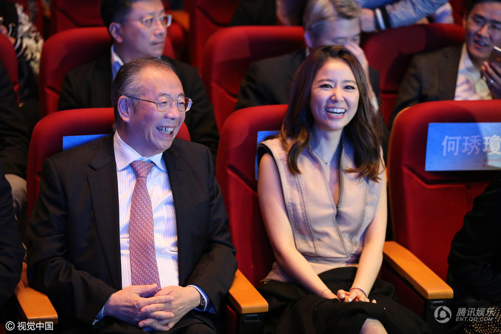 尴尬！林心如穿深V装亮相 衣盖玉腿、捂胸口严防走光