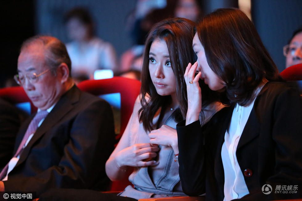 尴尬！林心如穿深V装亮相 衣盖玉腿、捂胸口严防走光