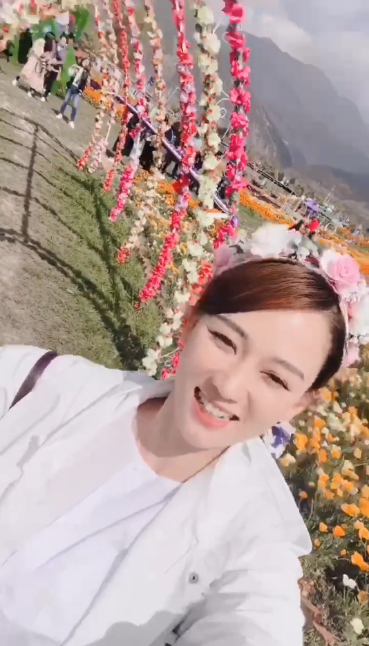 陈乔恩现身大理花海 这地方真如童话仙境