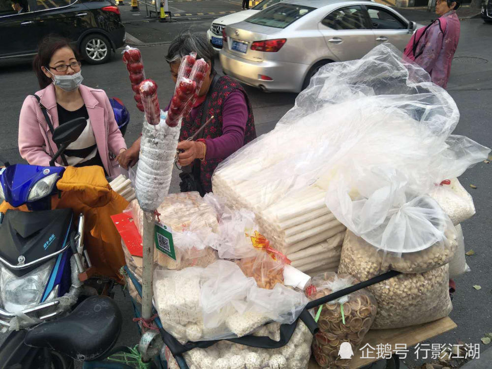 近8旬大娘带病卖米糕焦米棍,背后故事令人心酸