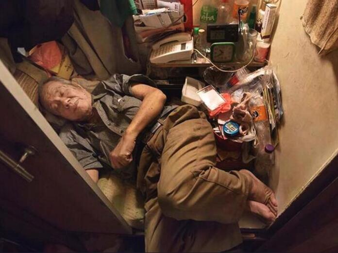 香港底层人的棺材房居住环境让人发疯
