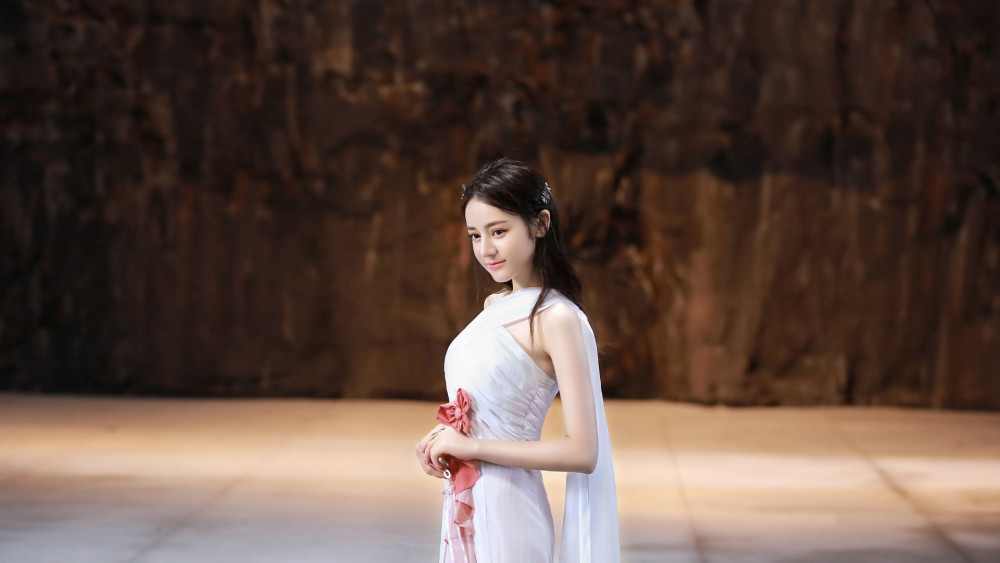 新生代女星迪丽热巴清最新宽屏高清壁纸