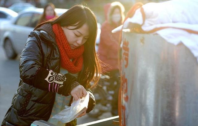 山东<em>枣庄</em>90后<em>地瓜</em>妹妹王艳红:为兄摆摊感动