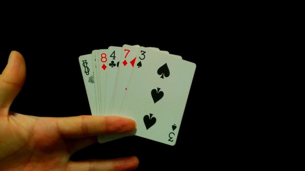 魔术教学:空手变出扑克牌,你们一学就会的神奇魔术!