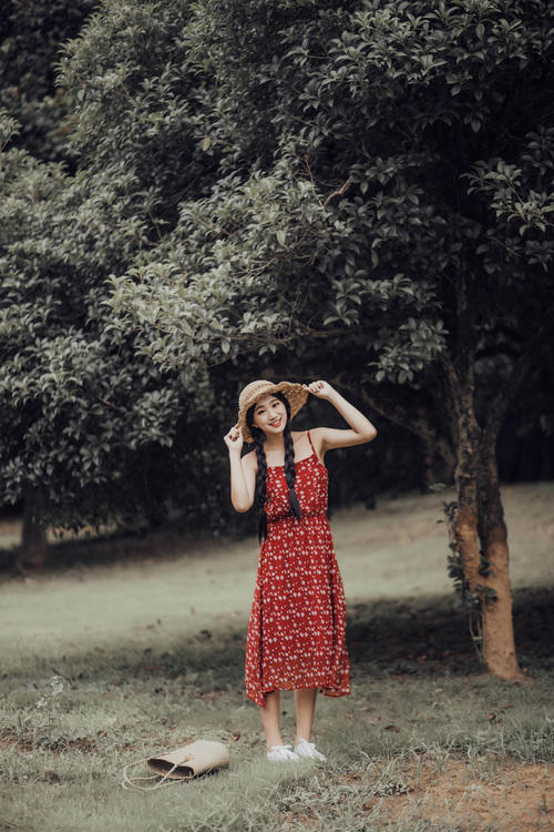 红色吊带裙麻花辫子清纯美女冷色调背景写真照片!