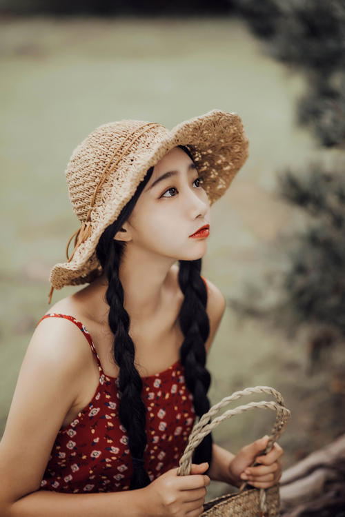 红色吊带裙麻花辫子清纯美女冷色调背景写真照片!