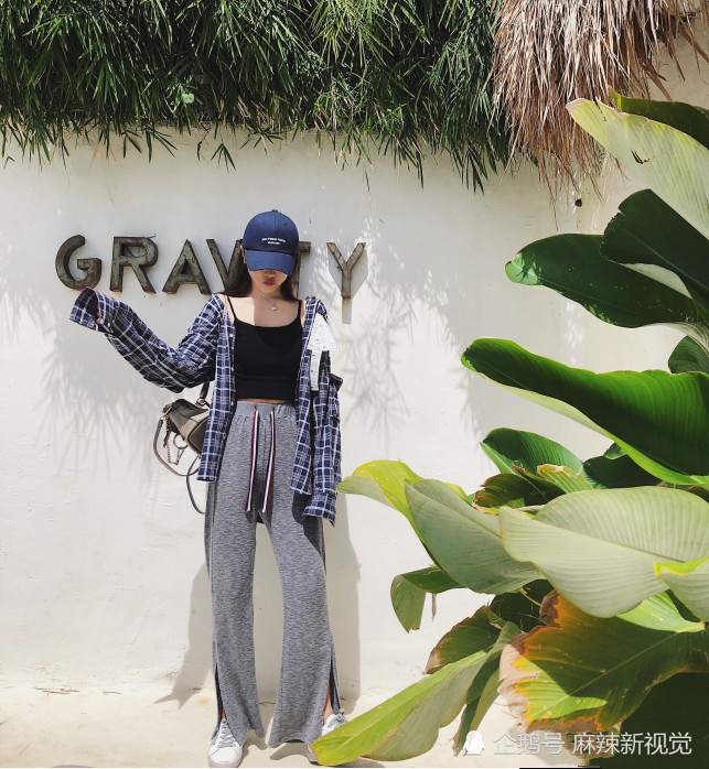 25岁开保时捷收入千万的超级网红林姗姗,街拍