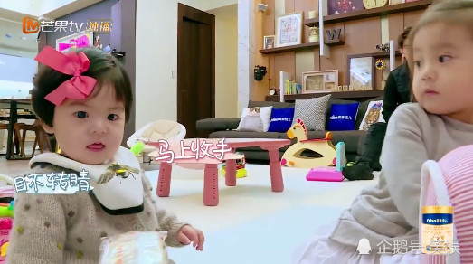 咘咘长大后会很貌美吧,披肩发像极了妈妈贾静雯