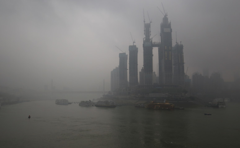 山城重庆现魔幻奇观:雨雾中的朝天门宛如科幻大片,市民连连称奇