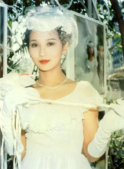 27岁赵雅芝才是top级的美貌,顶个"海草"刘海又如何?