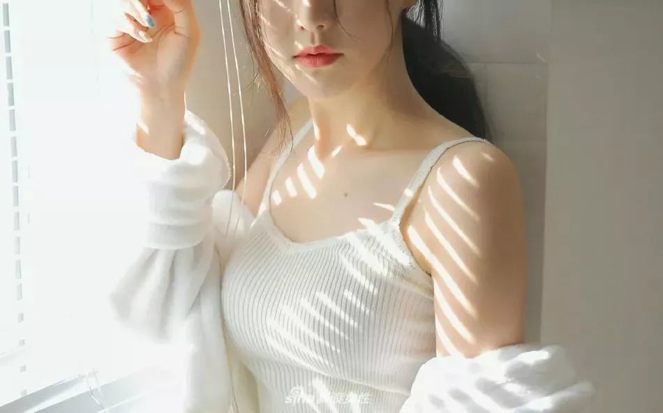 白皙女神水嫩私照 沐浴清晨暖暖阳光