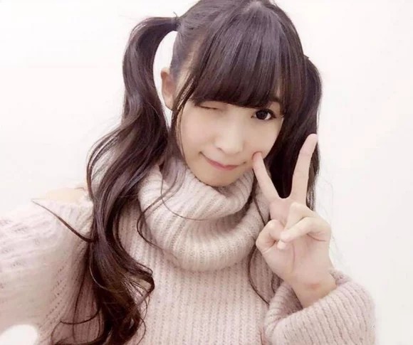 日本萌妹女星拟游泳健将化身泳池人鱼泳装秀水蛇腰美艳撩人!