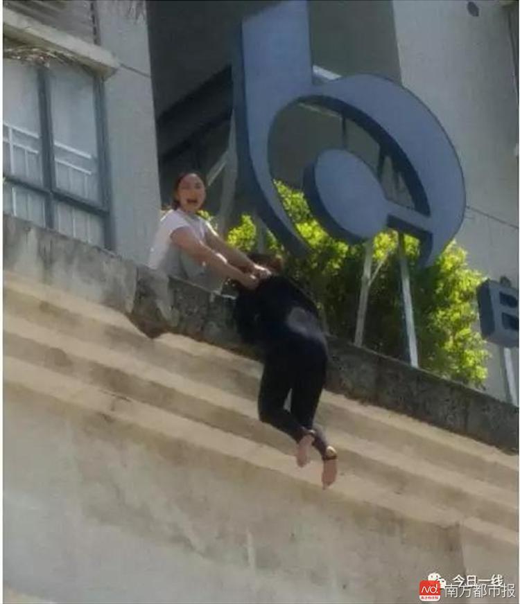 惊心动魄!惠阳一女子跳楼瞬间,被俊男靓女死死拉住,救回一命