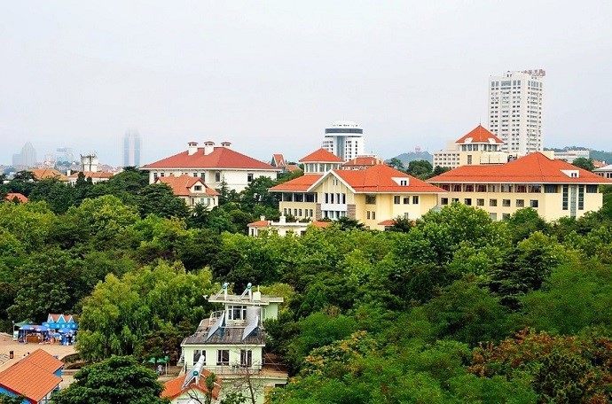 在青岛八大关风景区的最南端,有一座神秘的花石楼