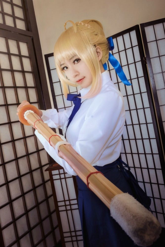 cosplay黑丝美女侍从,会用伞作武器