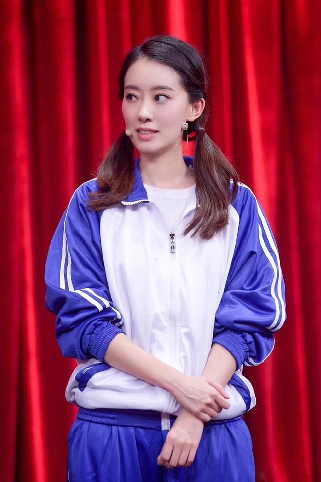 张小斐凭借好身材把大衣都穿得这么性感,网友:难怪能一腿成名
