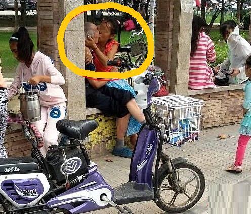 男子发现情侣不文明秀恩爱,想出声提醒,走近一看顿时尴尬离去