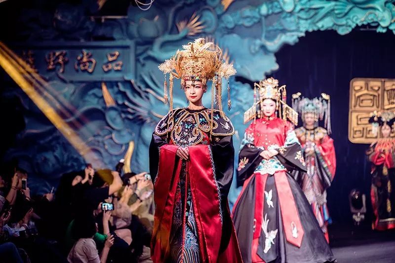 蓝野尚品龙之传承2018中国服饰文化造型发布会