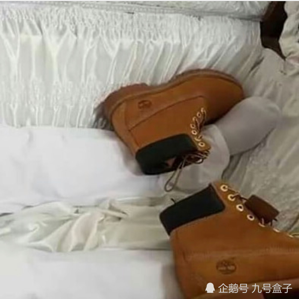 人还在放了一双靴子在棺材里,这是谢伦生前最爱的一个品牌,这双鞋也是