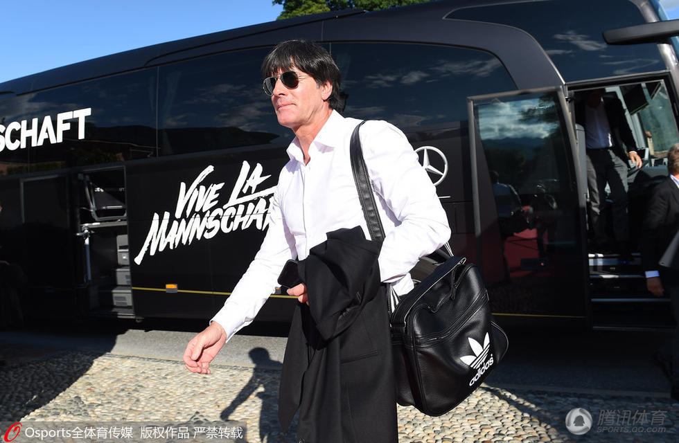 德国男足帅气现身训练基地 受球迷热捧