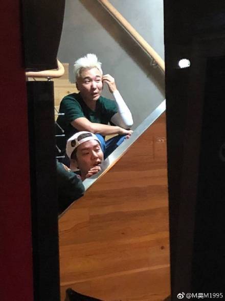 网友在上海偶遇鹿晗 发现被偷拍还回头轻嘘