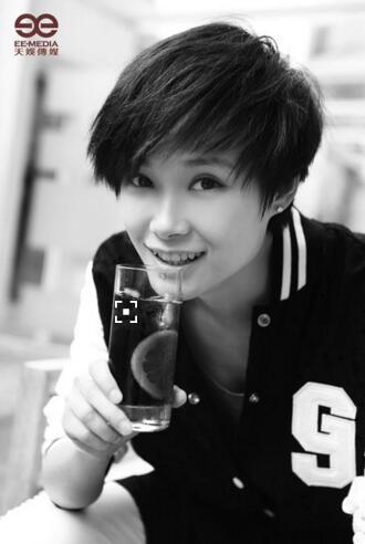 成功亮出一枚蔡依林 看李宇春这华丽丽的朋友