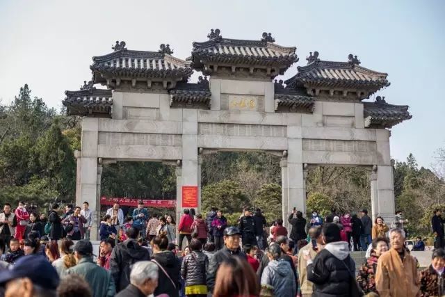 在徐州一带,最热闹的民间集会当数农历二月十九的"云龙山庙会.