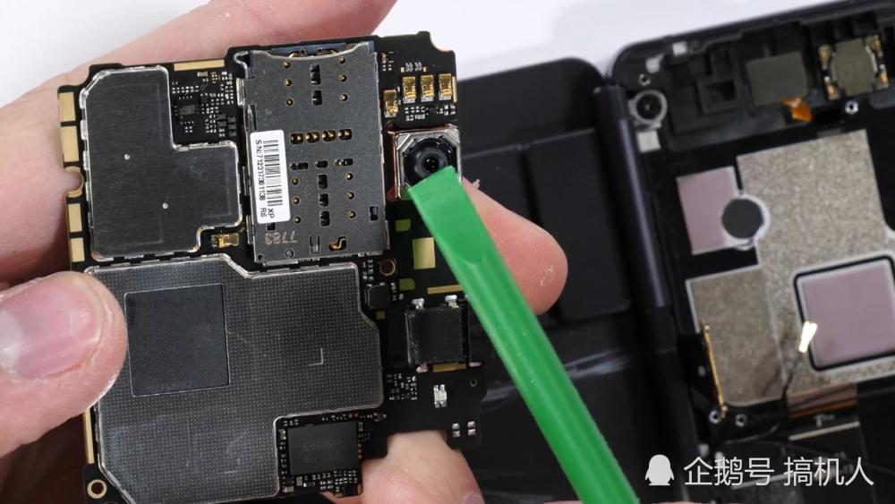 中兴双屏幕手机拆解:外观看着很酷里面构造却