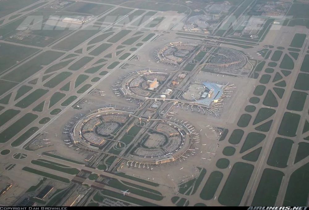 堪萨斯机场平面图 无独有偶,达拉斯机场的航站楼也是圆形,半圆形.