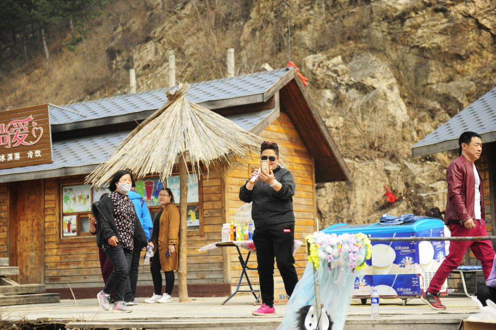 北方大姐景区玩快手直播,招来粉丝到现场 说