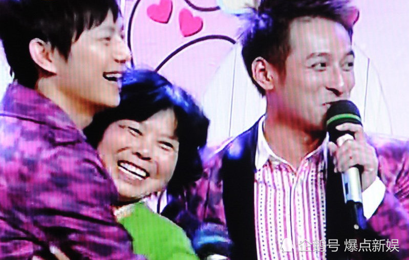 何炅一家四口合照曝光,何炅爸爸不简单,妈妈学历普通但励志