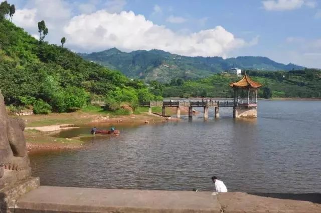位置:成都市龙泉驿区湖滨路附近 宝狮湖