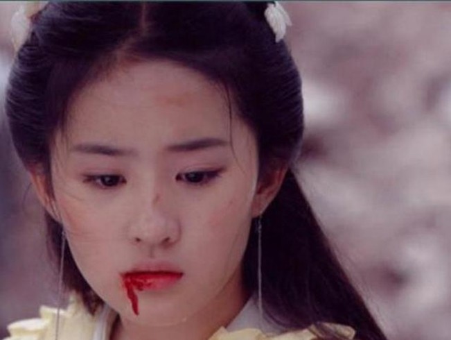 古装剧中女子吐血:个个让人心疼不已,谁知看到最后一个却好想笑