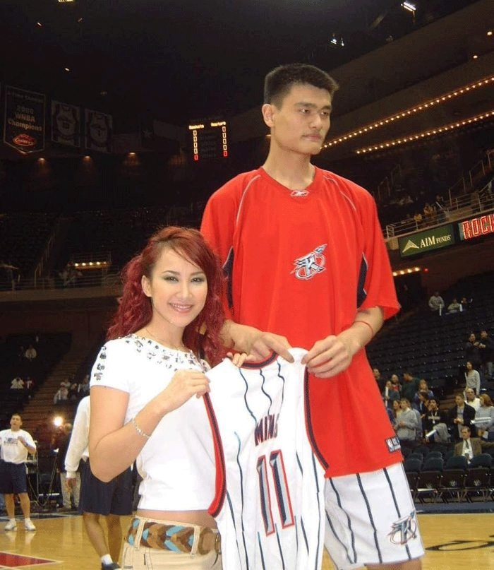 姚明为什么不会出轨?合影过范冰冰章子怡陈乔恩潘晓婷
