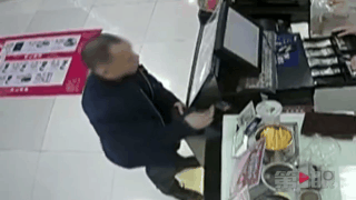 男子两秒快手换钱 真假就在一瞬间