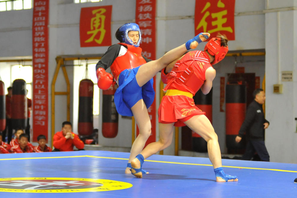 实拍塔沟女子散打队训练