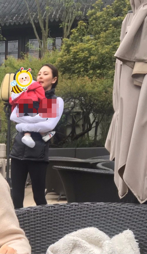 张雨绮首次抱孩子露面，星味全无，路人也认不出