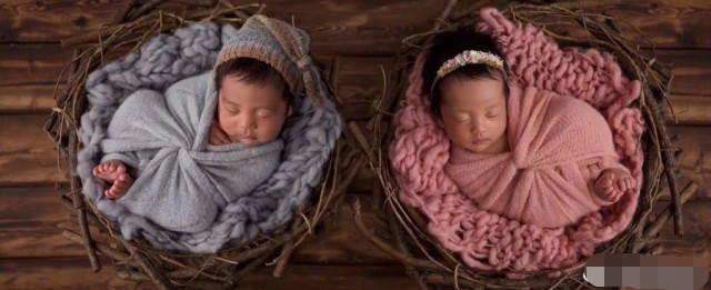 张雨绮首次抱孩子露面，星味全无，路人也认不出