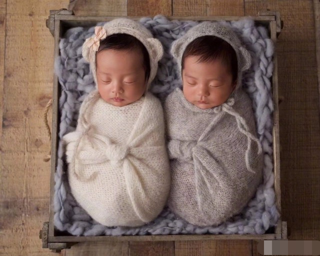 张雨绮首次抱孩子露面，星味全无，路人也认不出