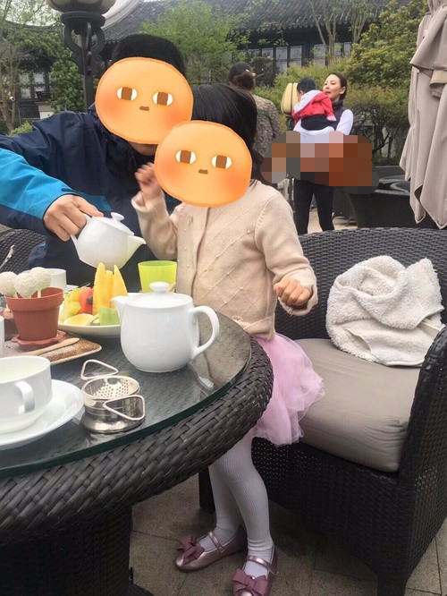 张雨绮首次抱孩子露面，星味全无，路人也认不出