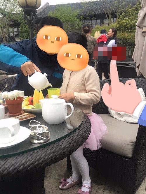 张雨绮首次抱孩子露面，星味全无，路人也认不出