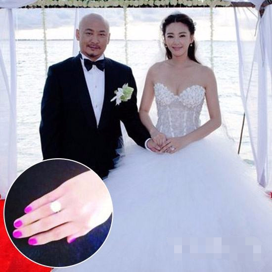 张雨绮首次抱孩子露面，星味全无，路人也认不出