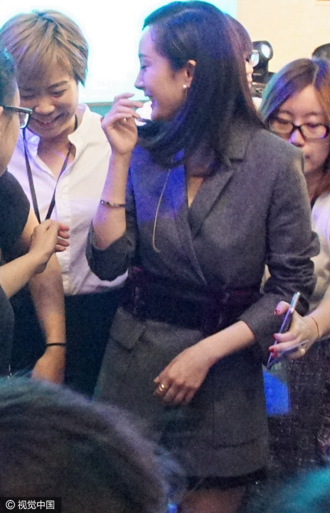 压力太大?杨幂出席活动秀美腿 身体抱恙咳嗽不