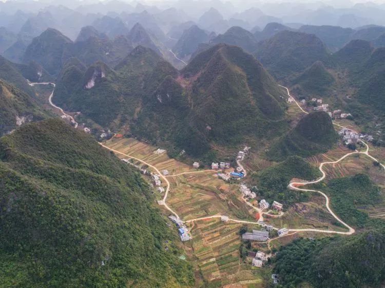 经典的自行车旅行线路,尤其是从凤山到东兰的公路沿途