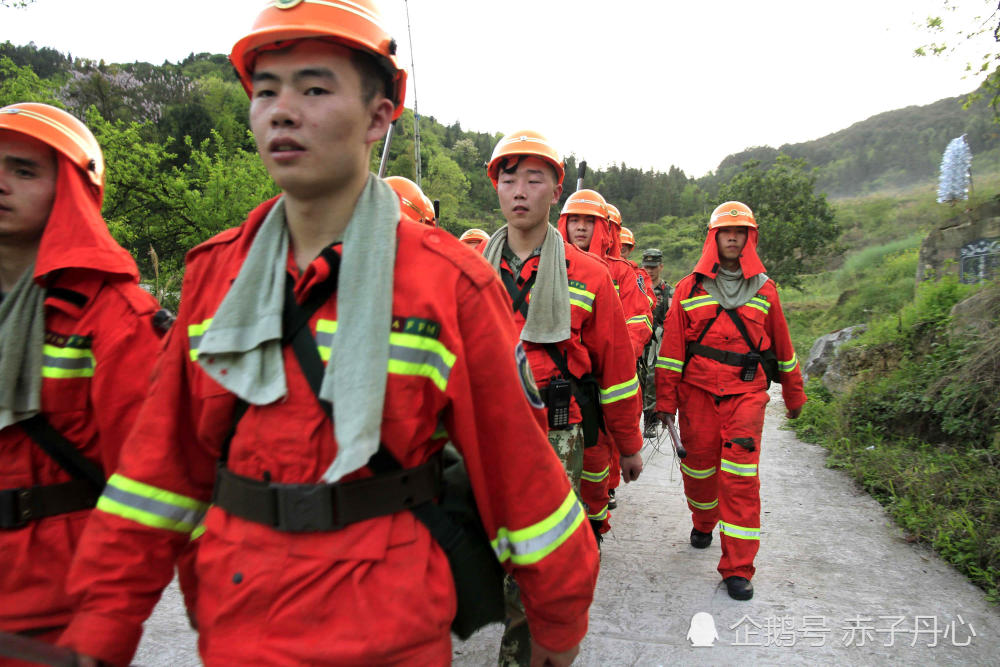 手捂鼻子继续战斗!重庆武警鏖战11小时 衣服被