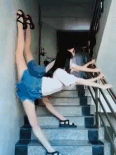 搞笑gif:妹子真是心大,穿这么高的高跟鞋还下腰,真是长见识