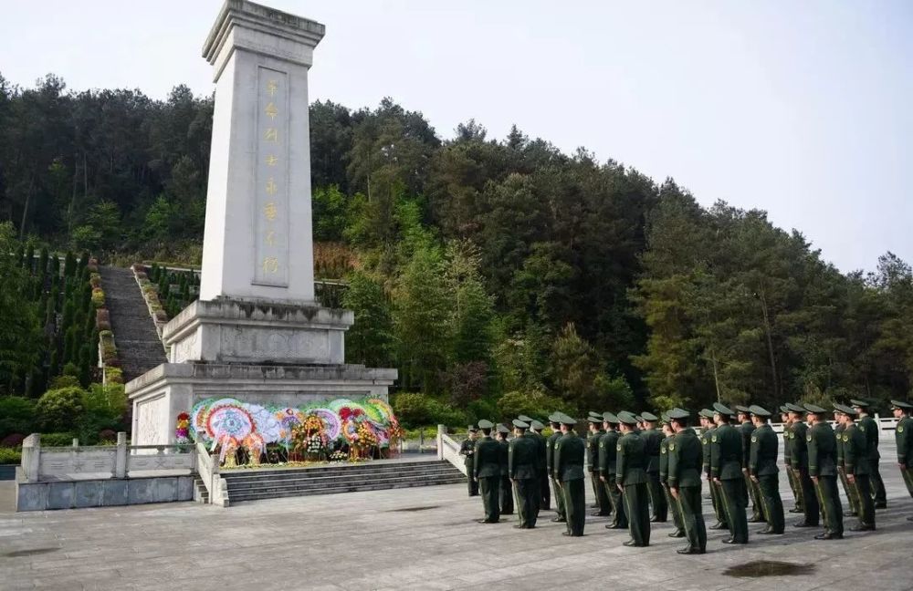 官兵前往市烈士陵园开展"缅怀革命英烈,传承英雄精神"清明祭扫活动