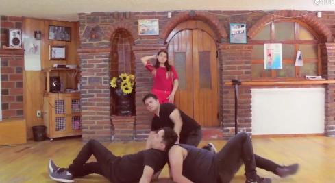 宋茜上节目被陈伟霆宠溺,台球桌上摔倒被吴尊